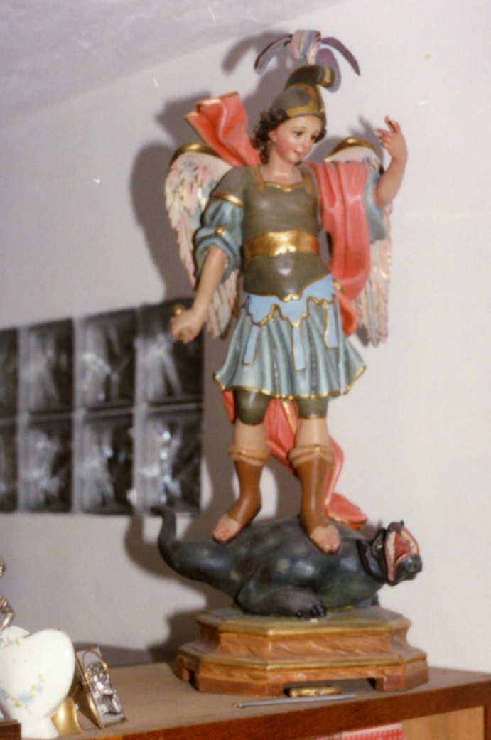 San michele arcangelo combatte il drago (statua)