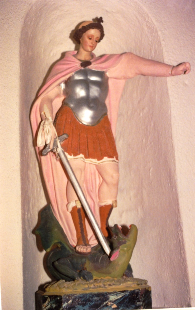 San michele arcangelo combatte il drago (statua)
