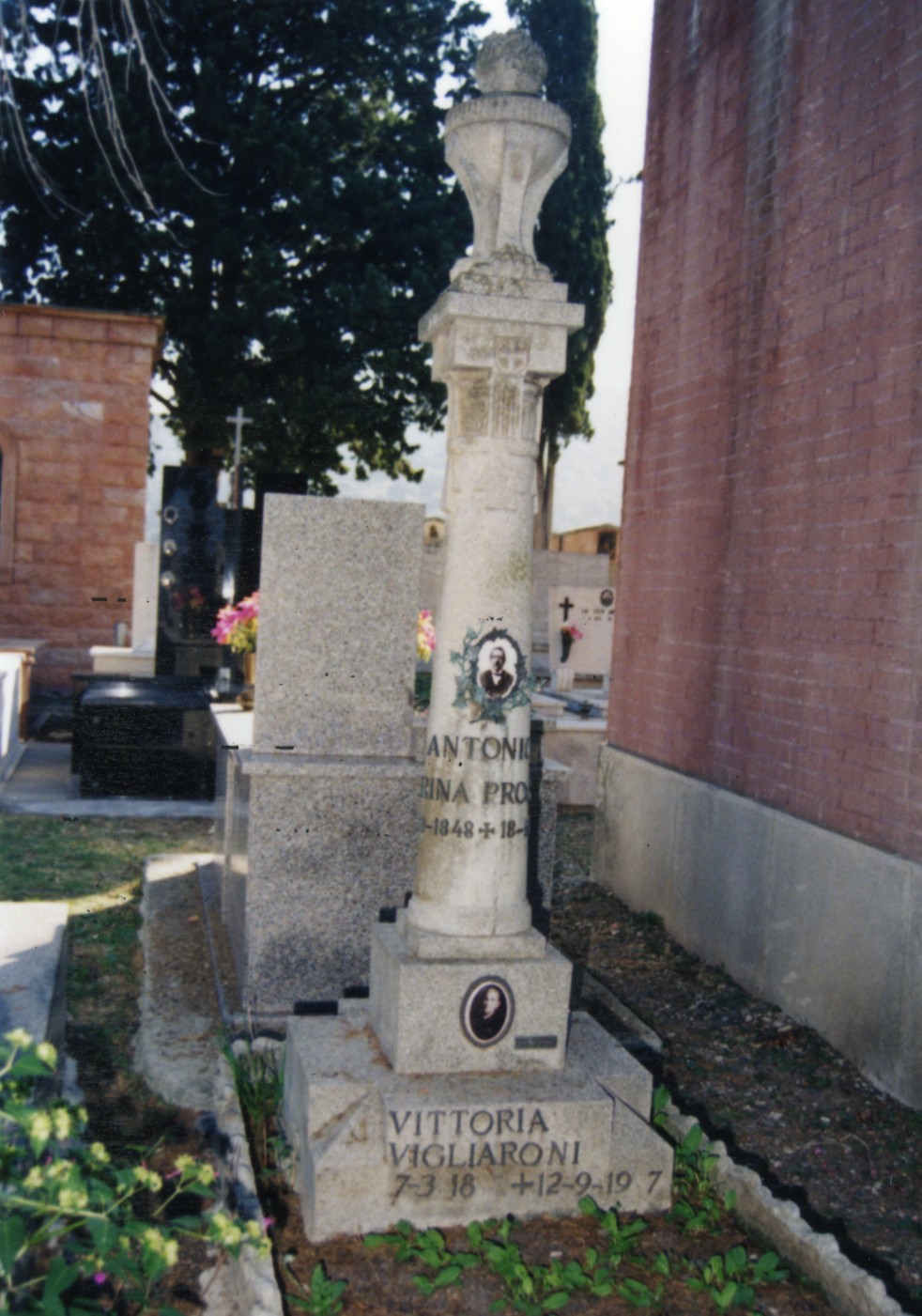 Monumento funebre - a colonna