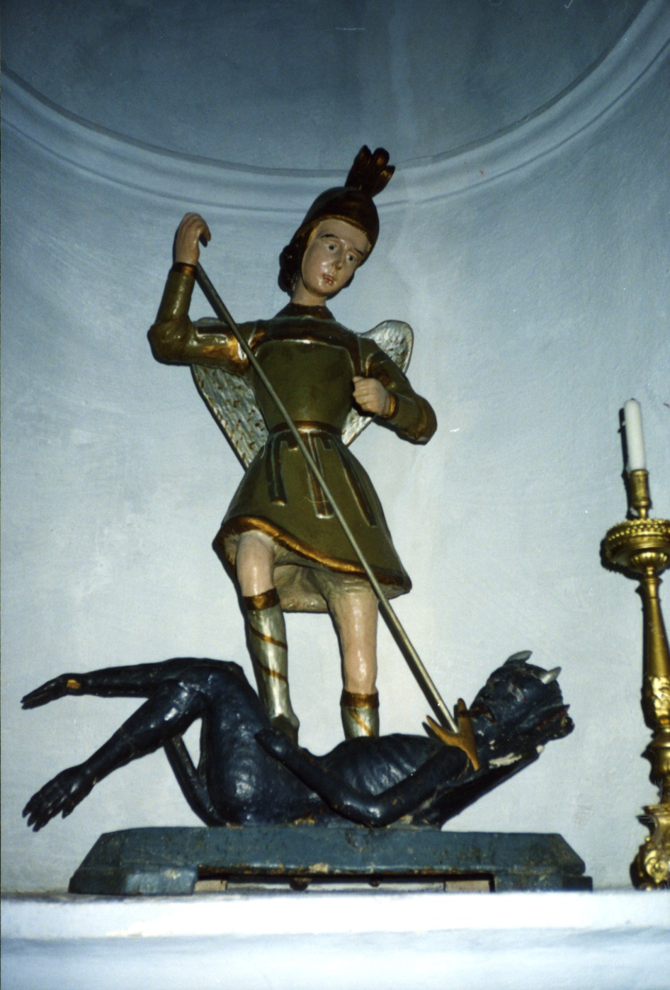 San michele arcangelo combatte satana (scultura)