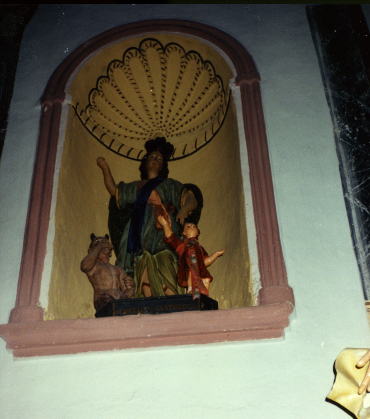 San michele arcangelo schiaccia il demonio (scultura)