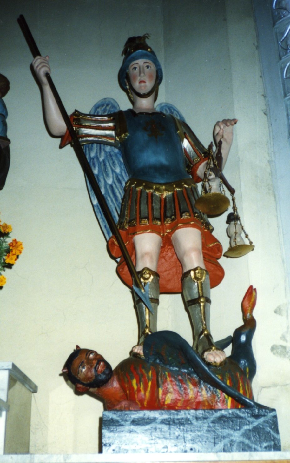 San michele arcangelo schiaccia il demonio (scultura)