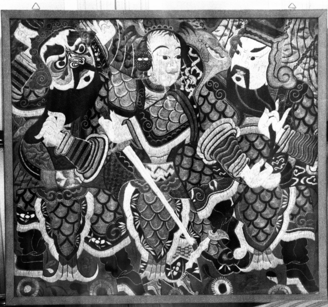 Una gheisha con spada danza tra due samurai. (arazzo)