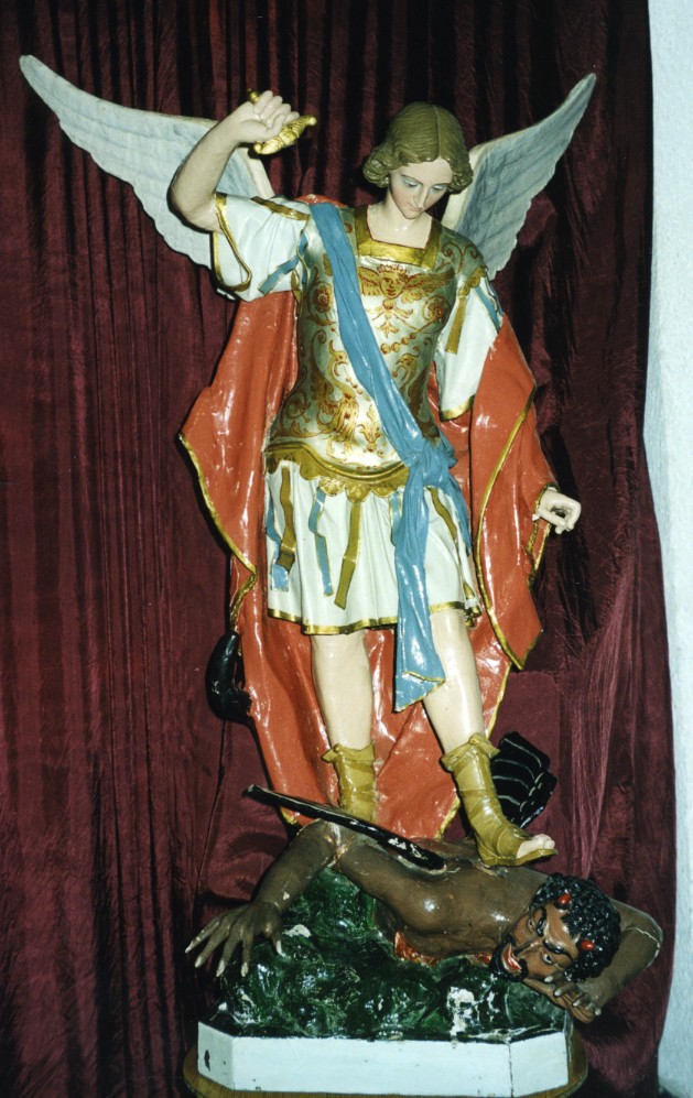 San michele arcangelo combatte satana (statua)
