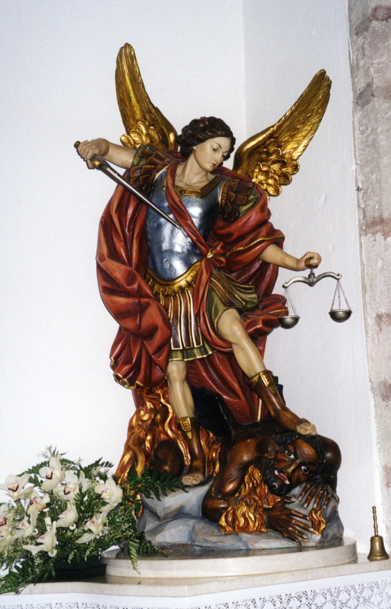 San michele arcangelo combatte satana (statua)