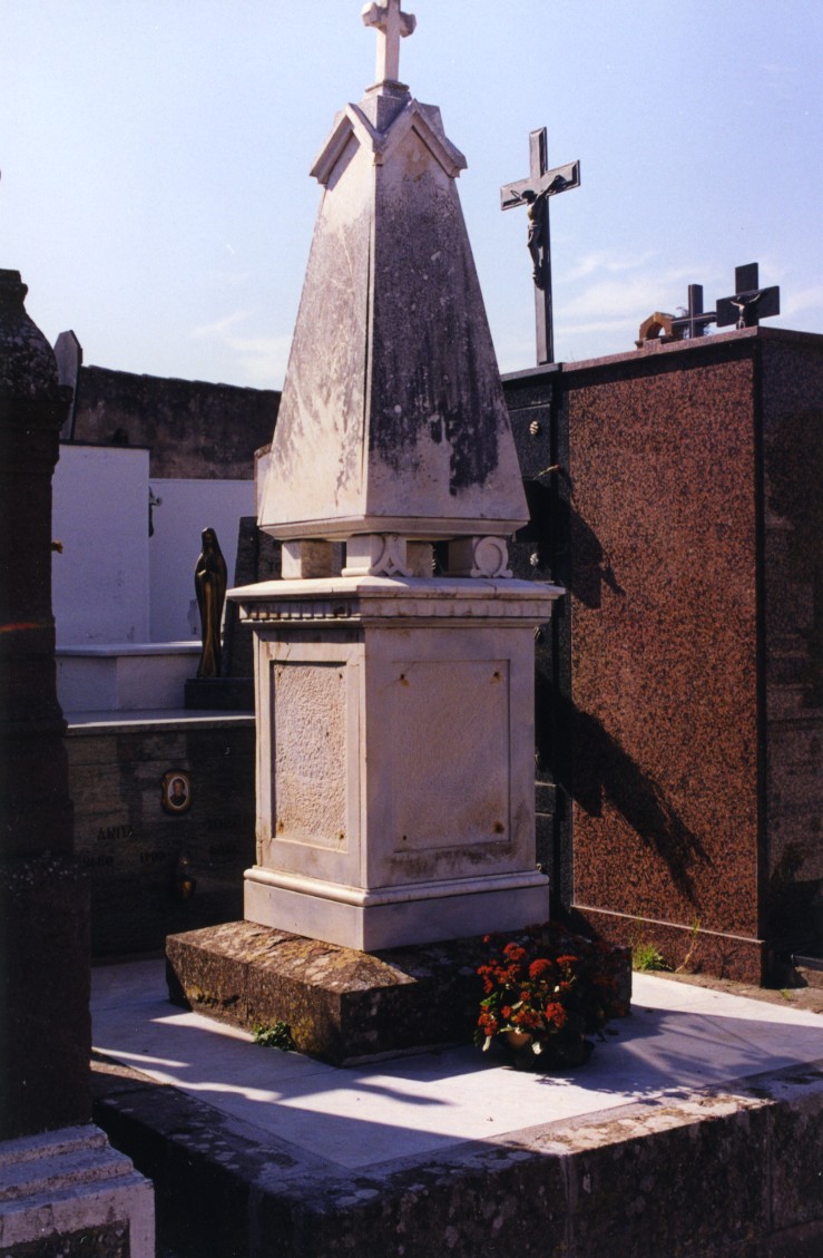 Monumento funebre - a obelisco