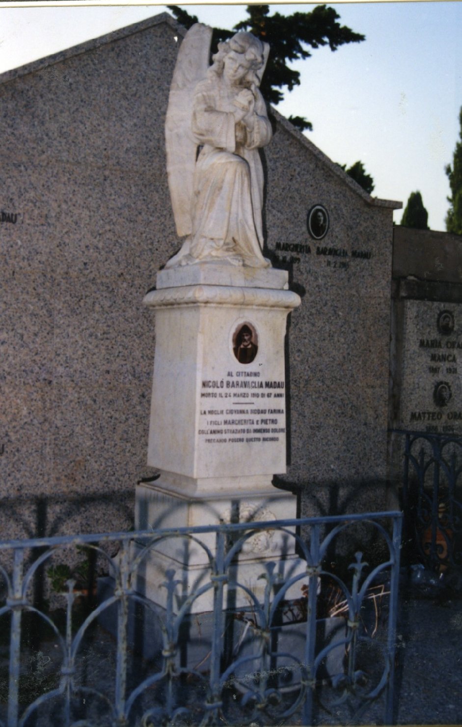 Angelo (monumento funebre - a cippo)