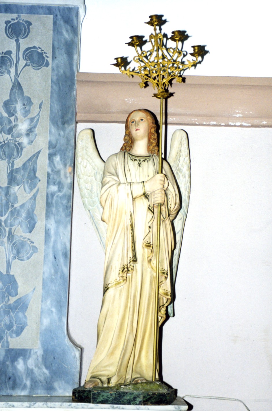 Angelo reggicandelabro (statua)