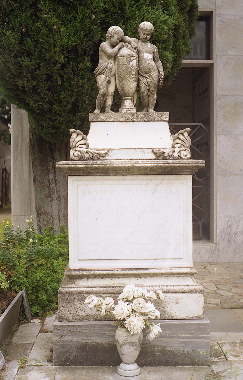angeli sorreggenti un'urna (monumento funebre) di Sartorio Giuseppe (attribuito) (sec. XIX)