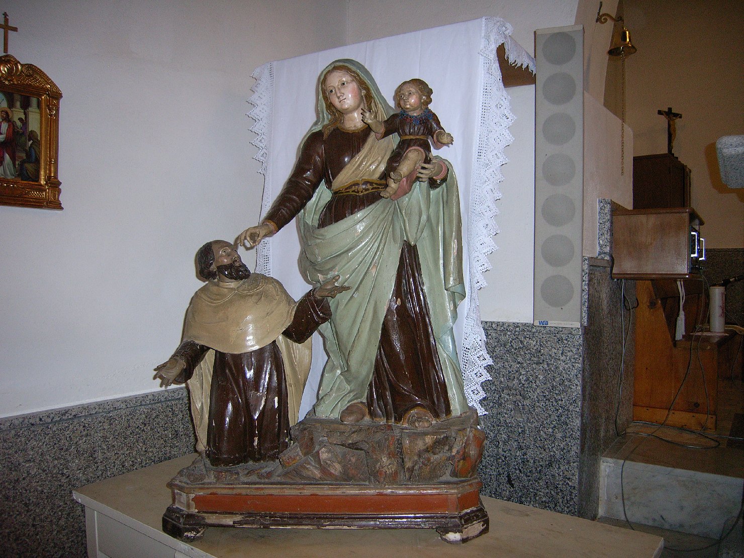 San simone stock riceve dalla madonna lo scapolare (gruppo scultoreo)