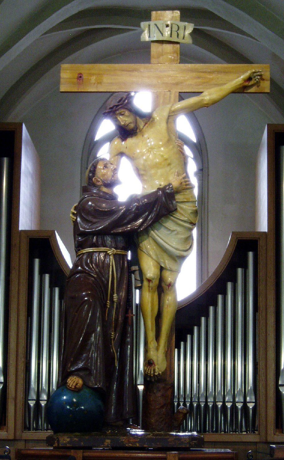 San francesco d'assisi abbraccia cristo crocifisso (statua)