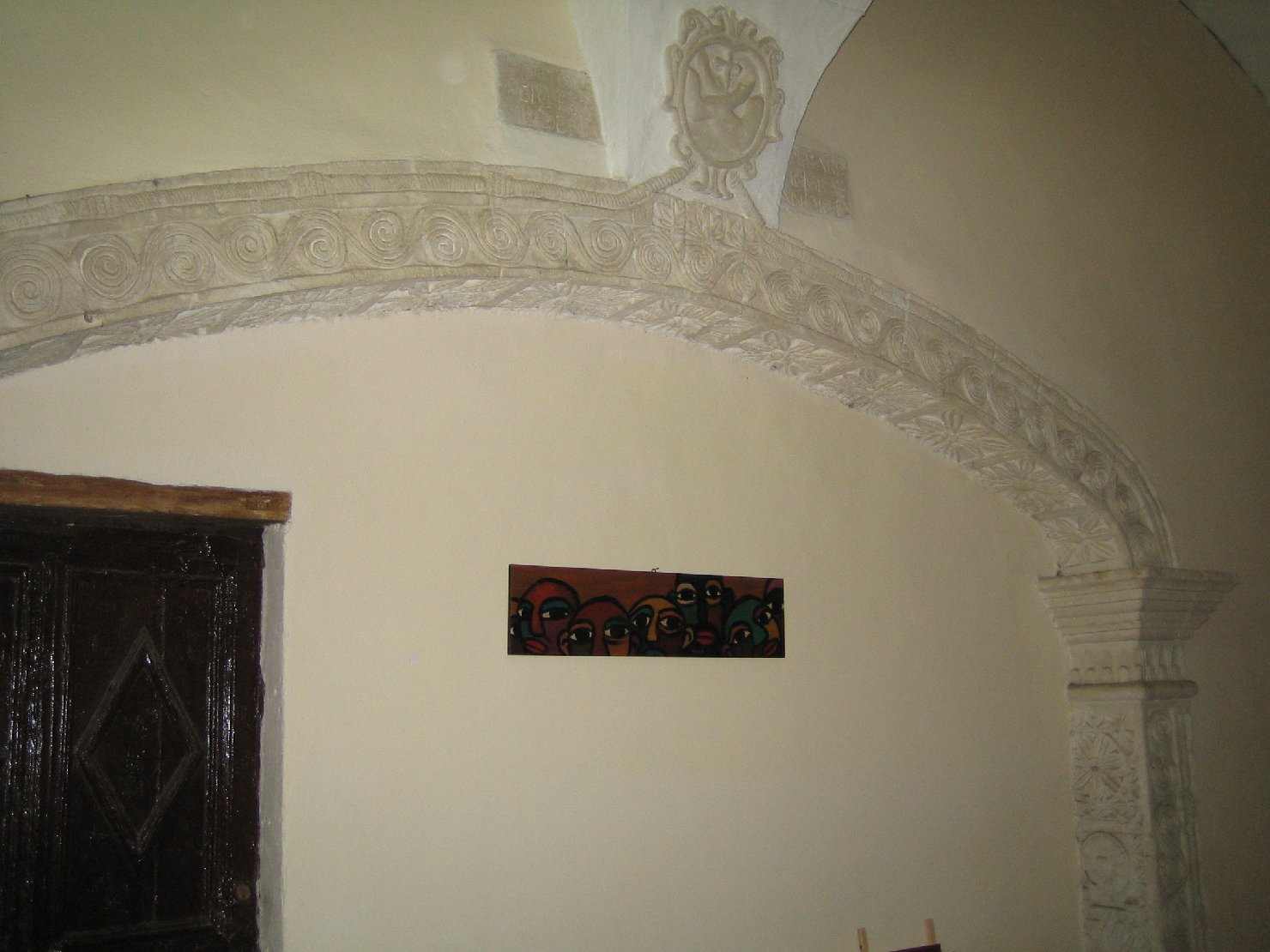 Motivi decorativi e stemma dell'ordine francescano (decorazione plastico-architettonica)