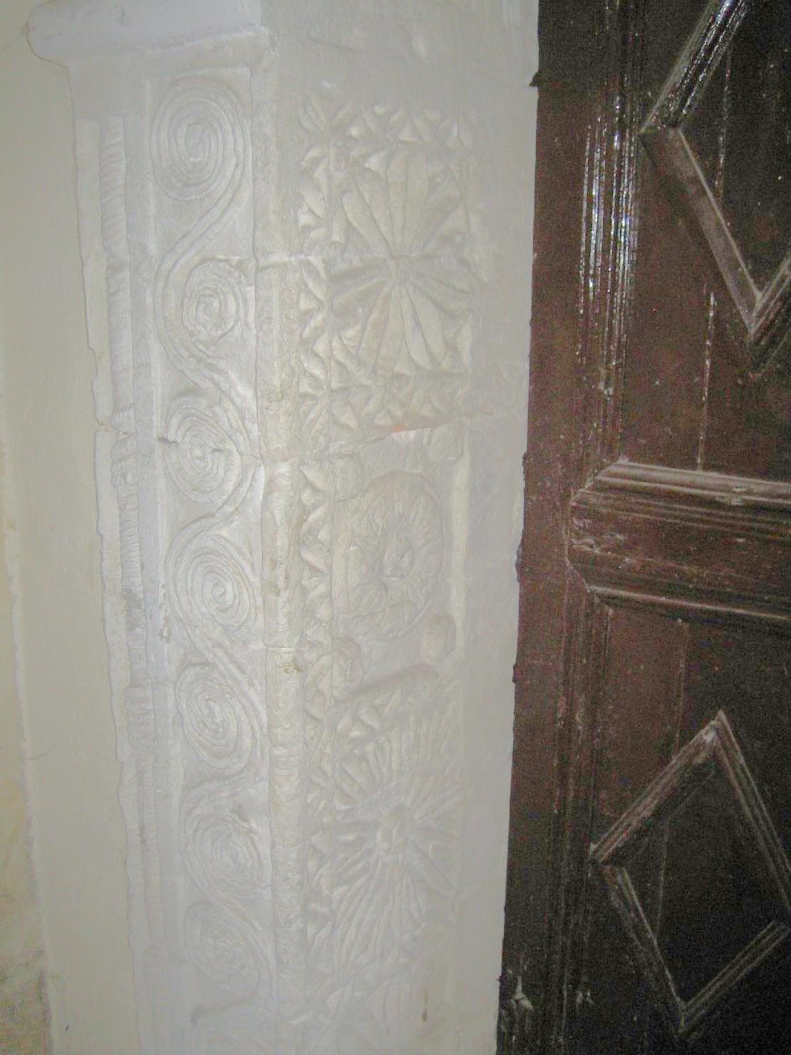 motivi decorativi e stemma dell'Ordine francescano (decorazione plastico-architettonica) - ambito sardo (sec. XVII)