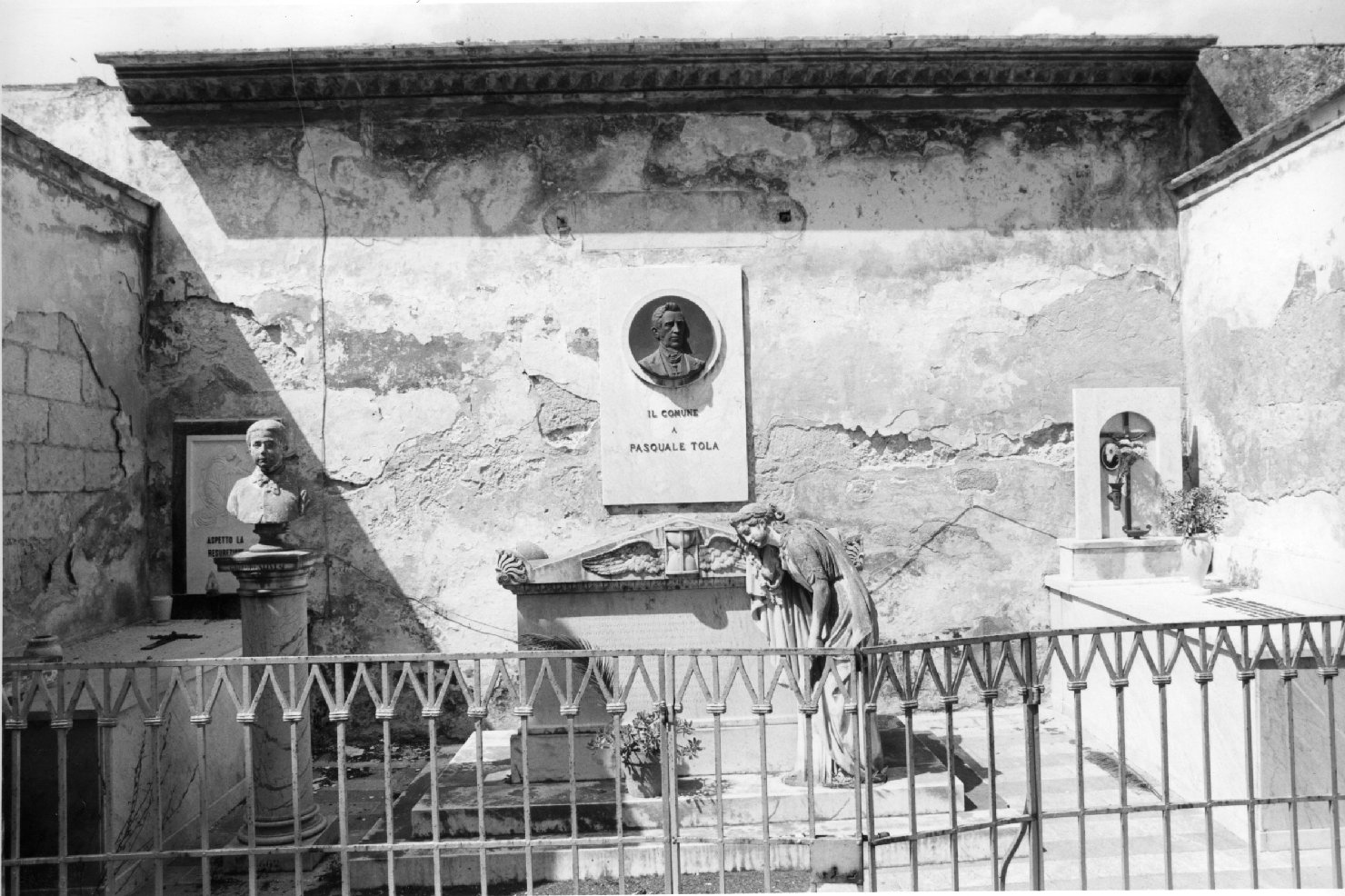 Desolazione, figura femminile dolente (monumento funebre) - bottega romana (sec. XIX)