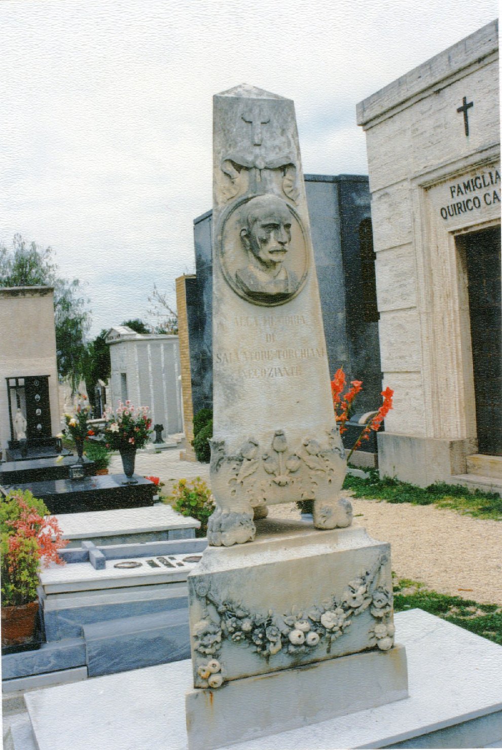 Ritratto di salvatore torchiani, ritratto d'uomo (monumento funebre)