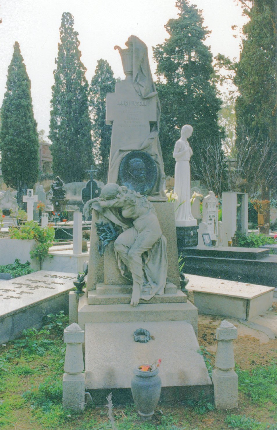ritratto di Luigi Fasoli, allegoria della Sofferenza/ ritratto d'uomo (monumento funebre) di Sartorio Giuseppe (seconda metà sec. XIX)