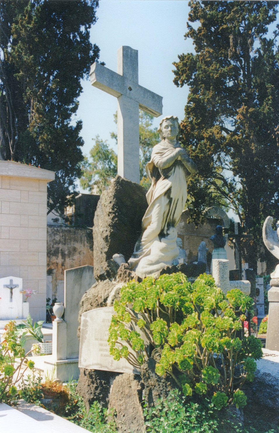 Figura femminile (monumento funebre)