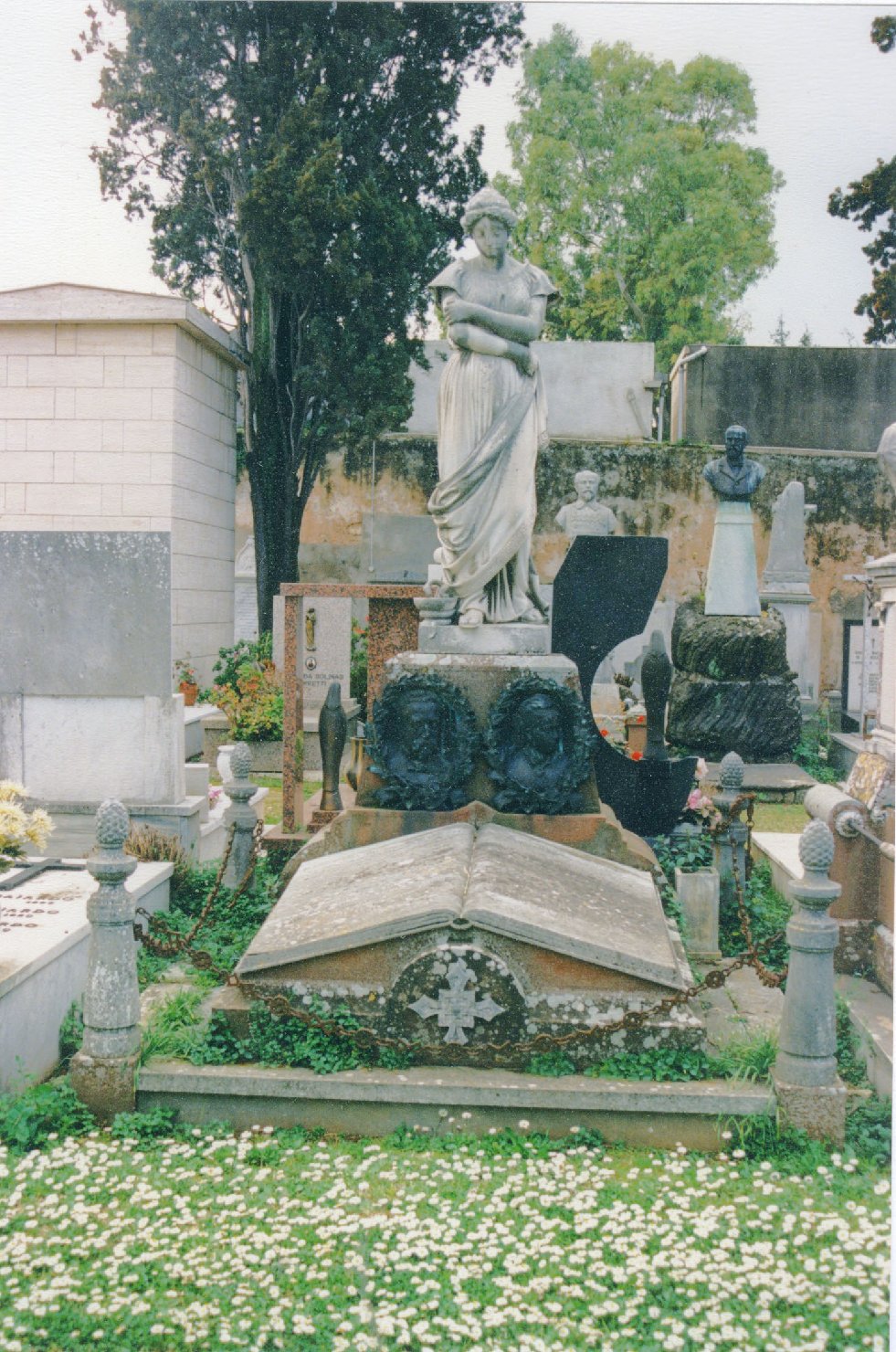 Allegoria della medicina e chirurgia/ ritratto d'uomo/ ritratto di donna (monumento funebre)