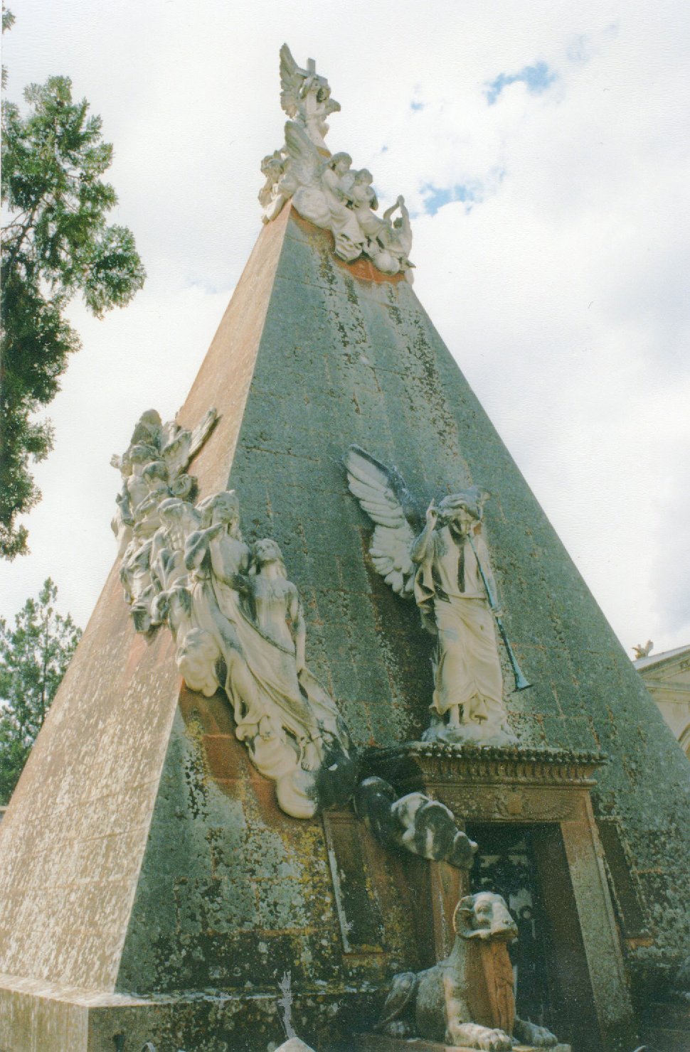 Figure femminili con angioletti/ sfinge (monumento funebre)