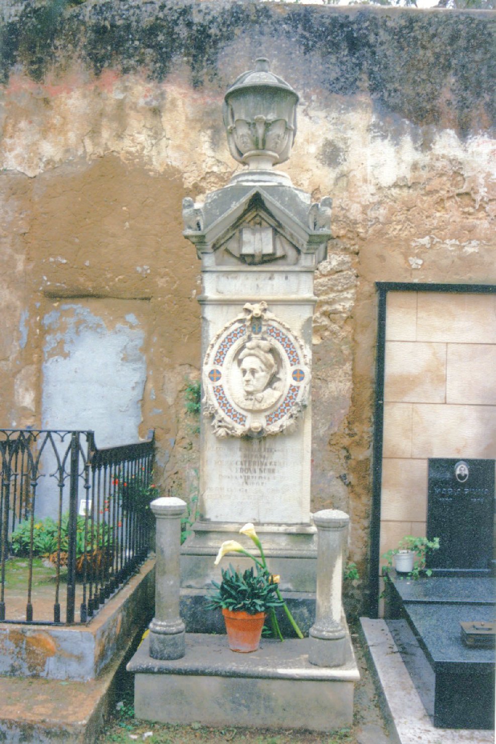 Ritratto di caterina grondona, ritratto di donna (monumento funebre)