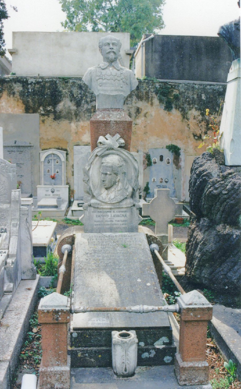 Ritratto di donna/ busto ritratto d'uomo (monumento funebre)