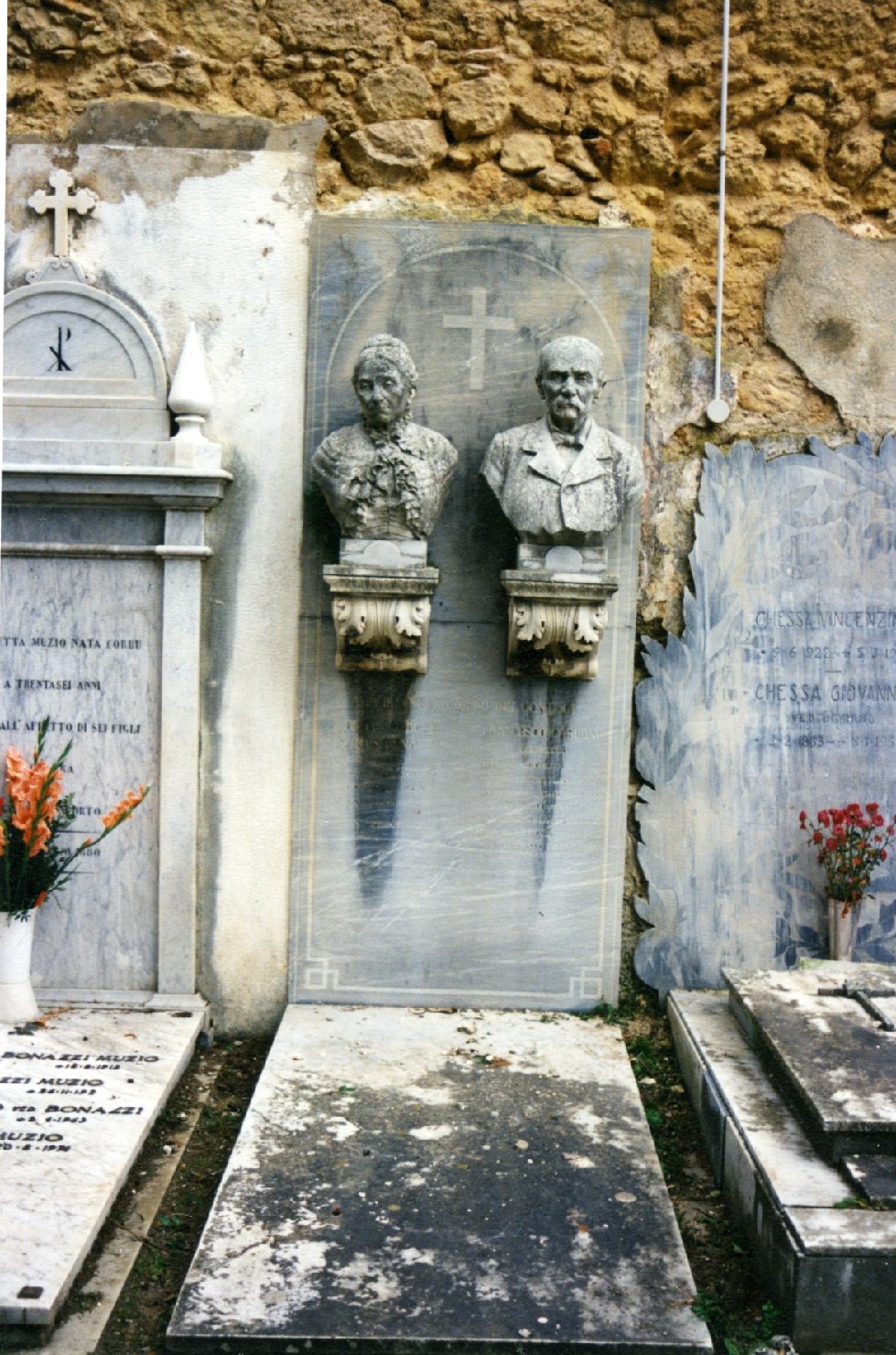 Busto ritratto d'uomo/ busto di donna (monumento funebre)
