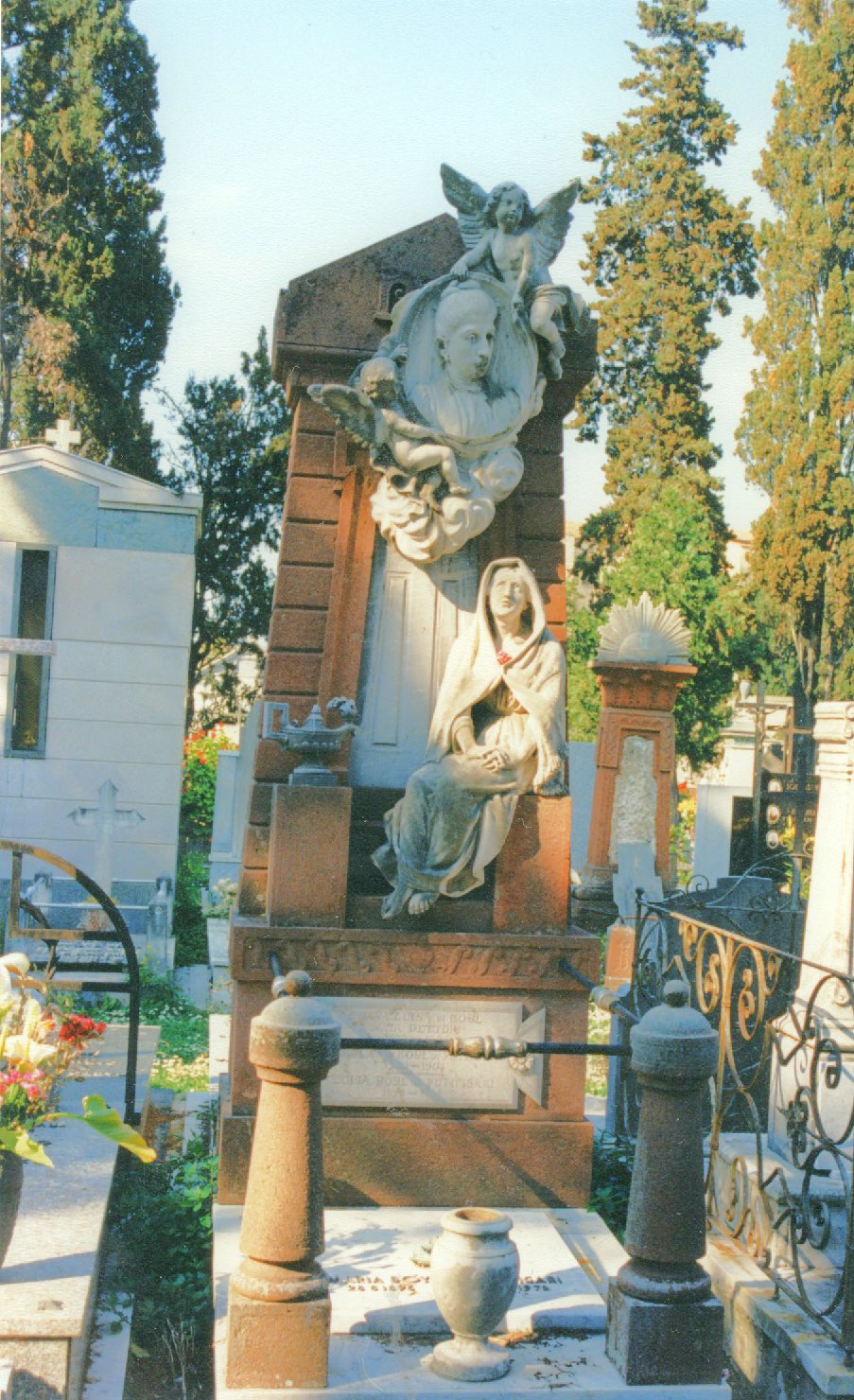 Figure femminili con angioletti (monumento funebre)