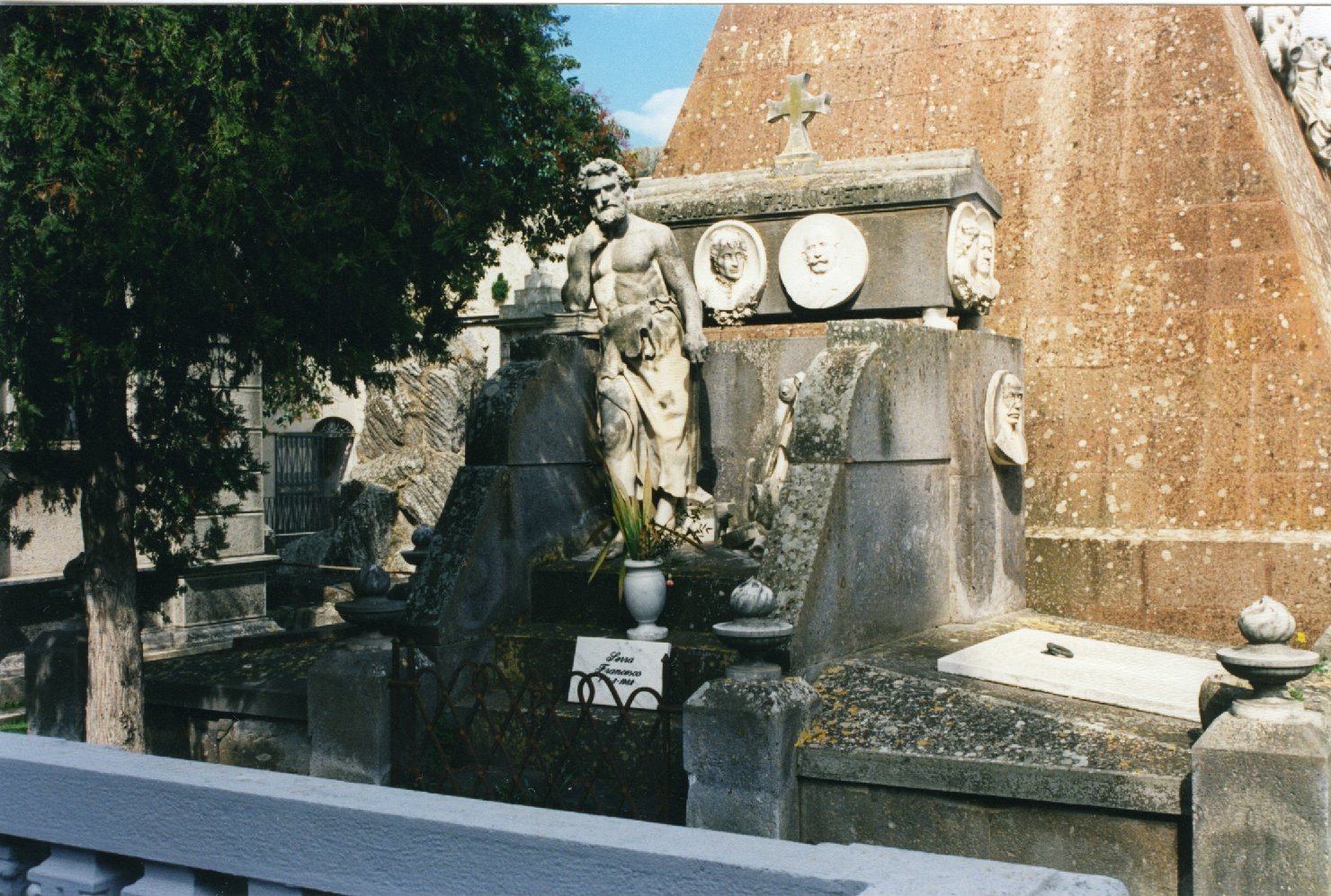 Mercurio (monumento funebre) di Sartorio Giuseppe (primo quarto sec. XX)