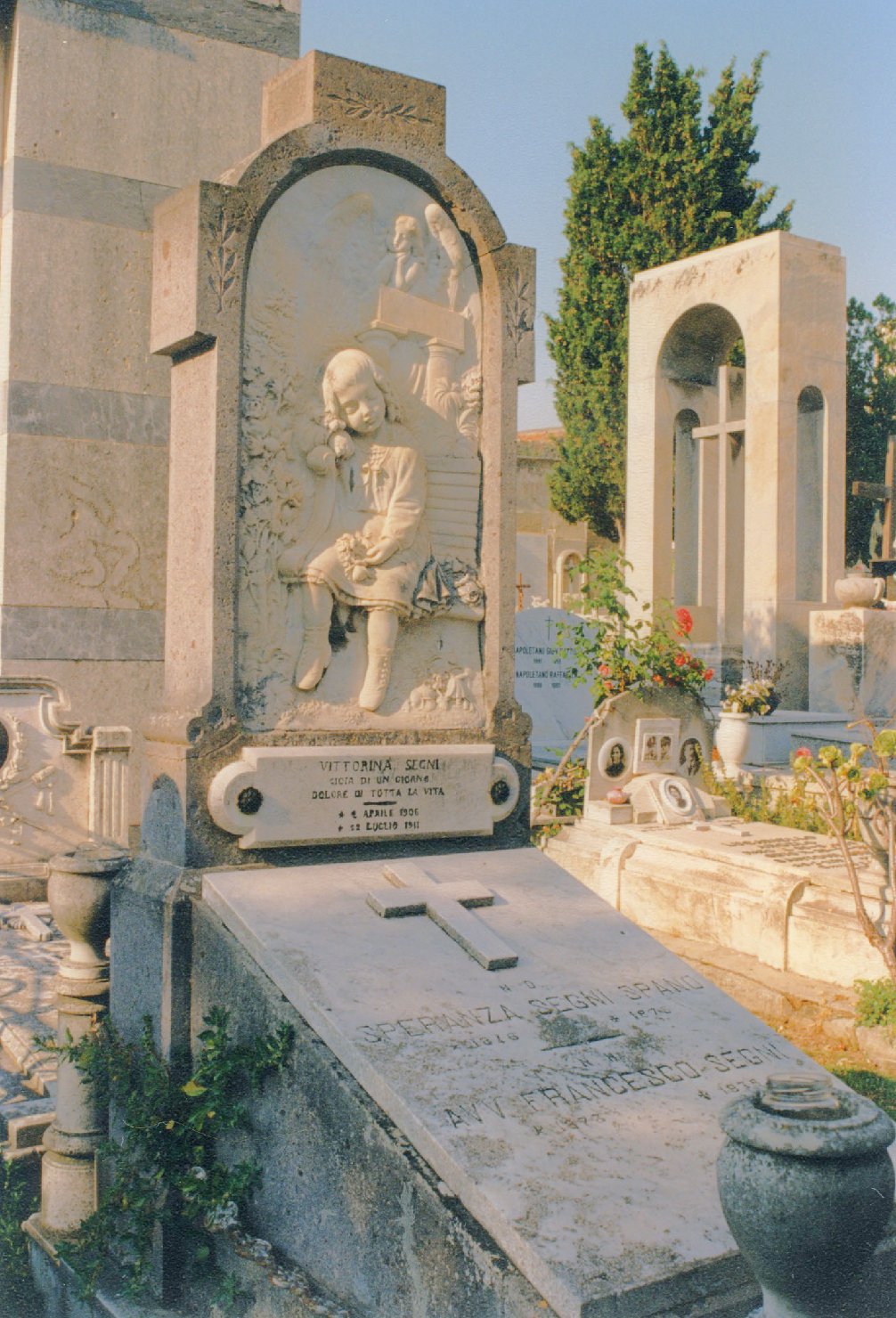 Ritratto di vittorina segni, figura femminile seduta (monumento funebre)