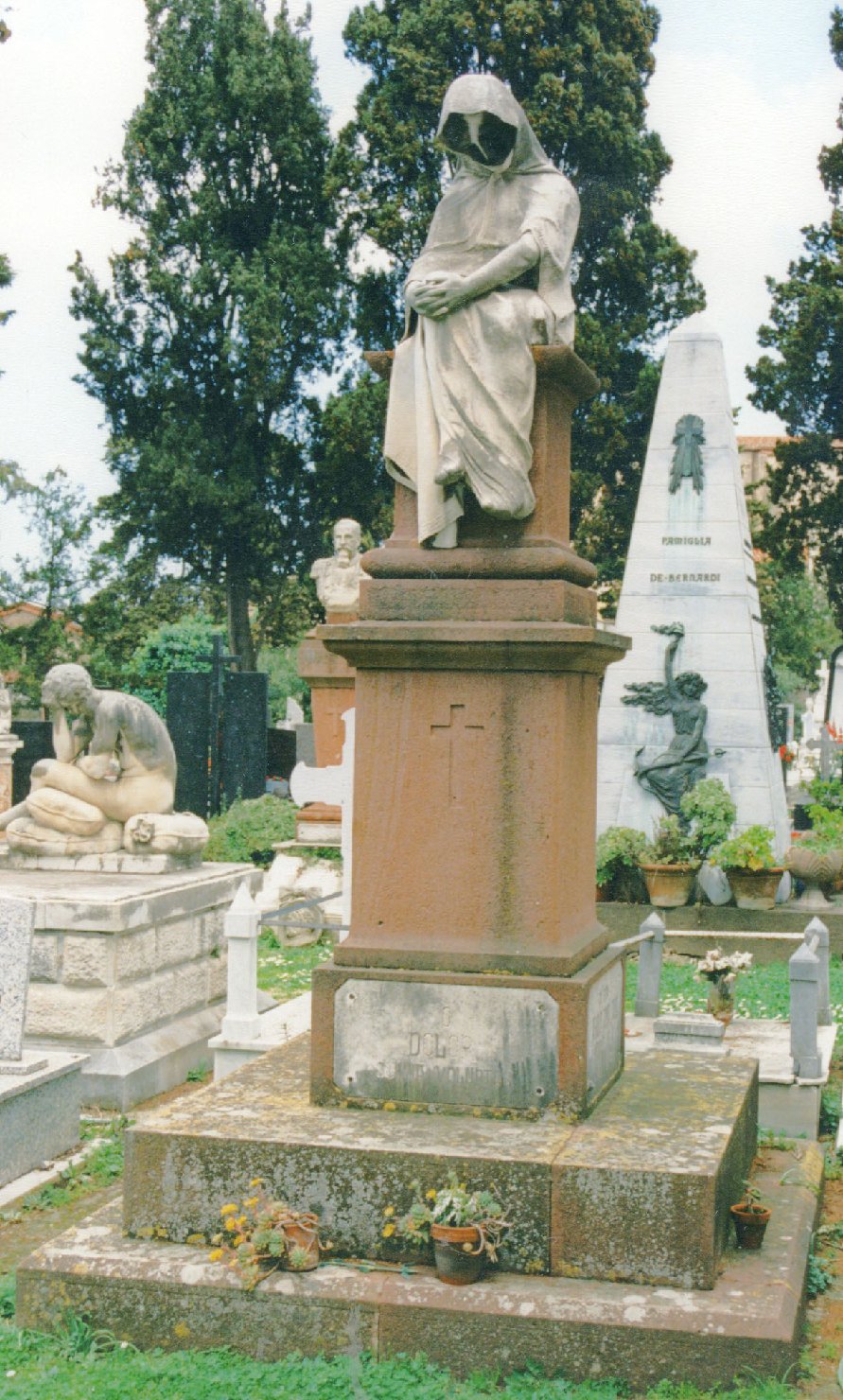 Figura femminile seduta (monumento funebre)