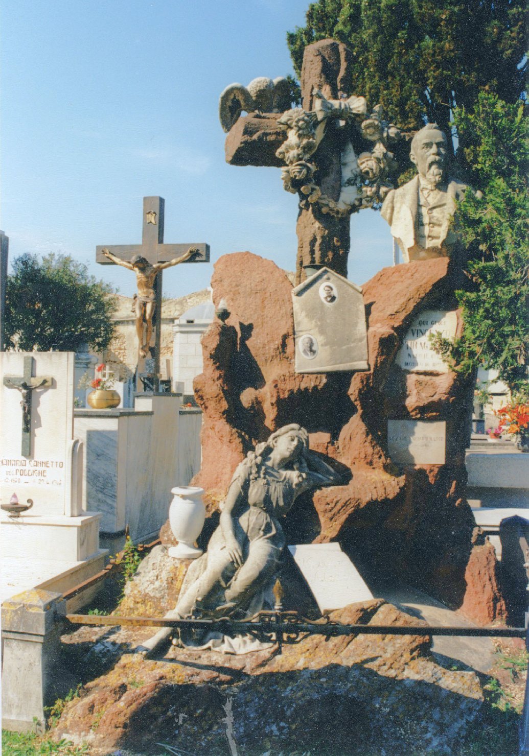 ritratto di Vincenzo Tiragallo, allegoria della Sofferenza/ busto ritratto d'uomo (monumento funebre) di Usai Andrea, Usai Antonio (fine sec. XIX)