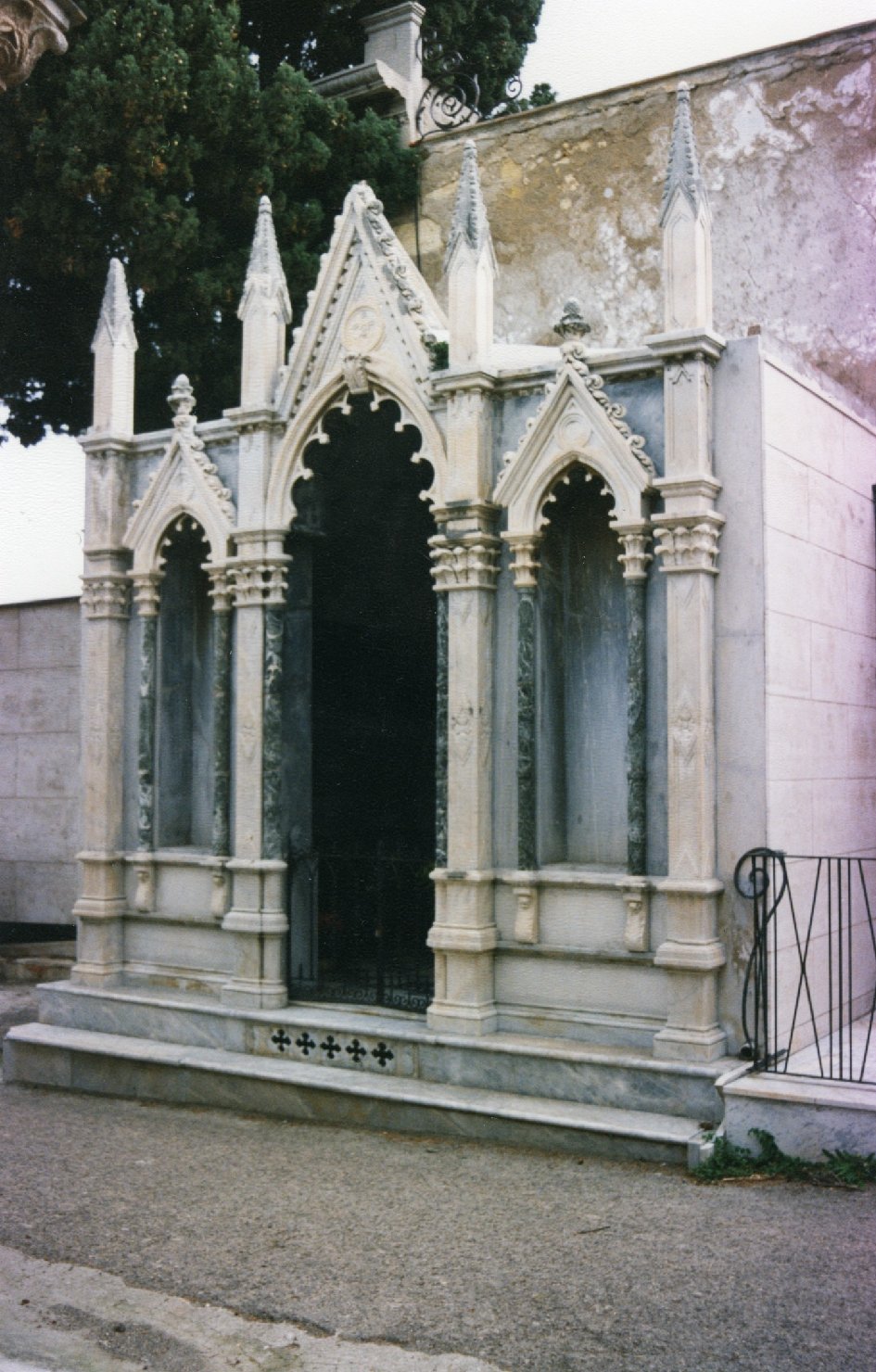 Angelo/ busto ritratto d'uomo (monumento funebre)