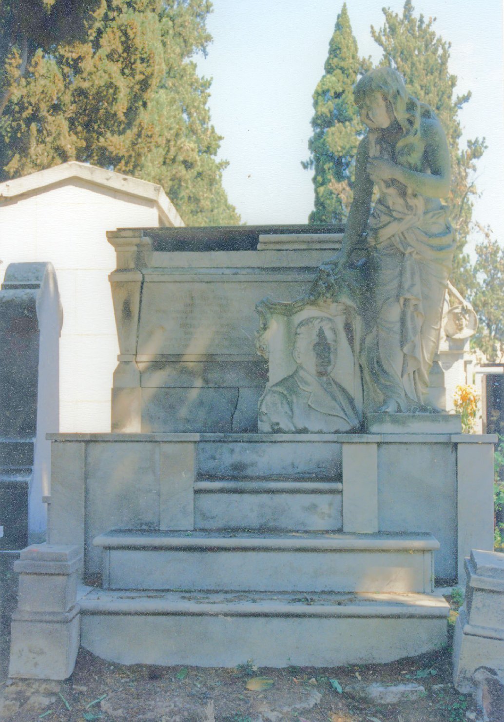 allegoria della Sofferenza (monumento funebre) di Usai Antonio (inizio sec. XX)