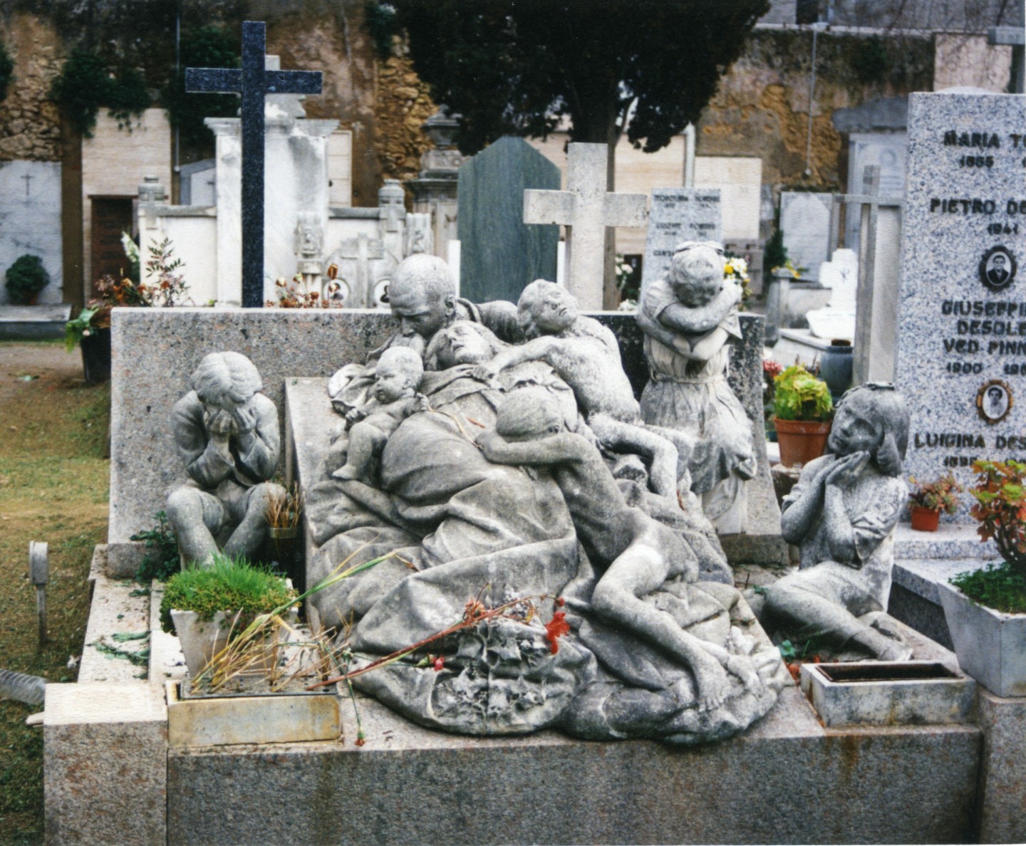 Figura femminile distesa con bambini (monumento funebre)