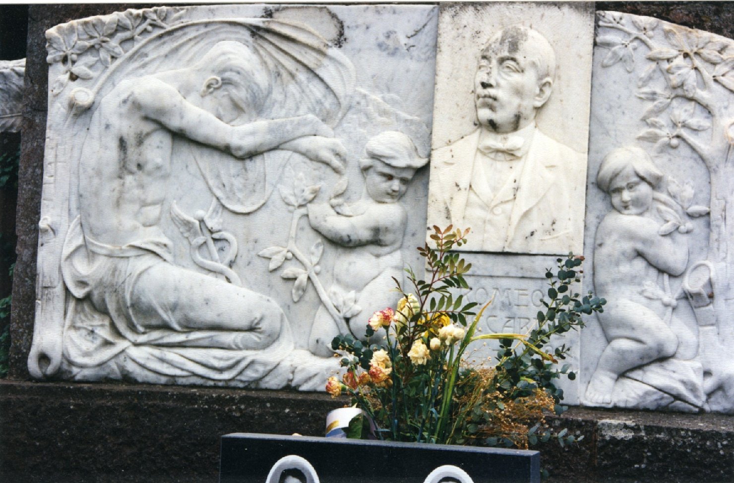 Figura maschile inginocchiata/ putti (monumento funebre)