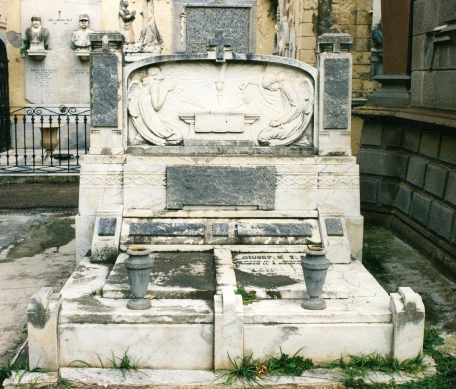 Angeli adoranti il calice eucaristico (monumento funebre)