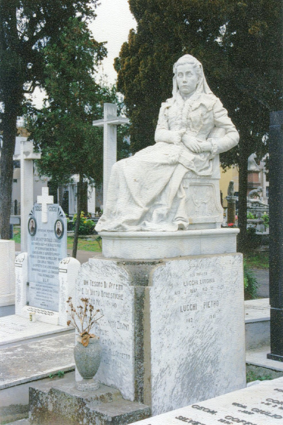 Ritratto di antonietta lucchi zirano, figura femminile seduta (monumento funebre)
