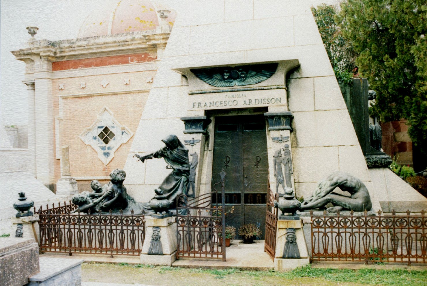 figura maschile distesa/ figure femminili/ Morte (monumento funebre) di Usai Andrea (inizio sec. XX)