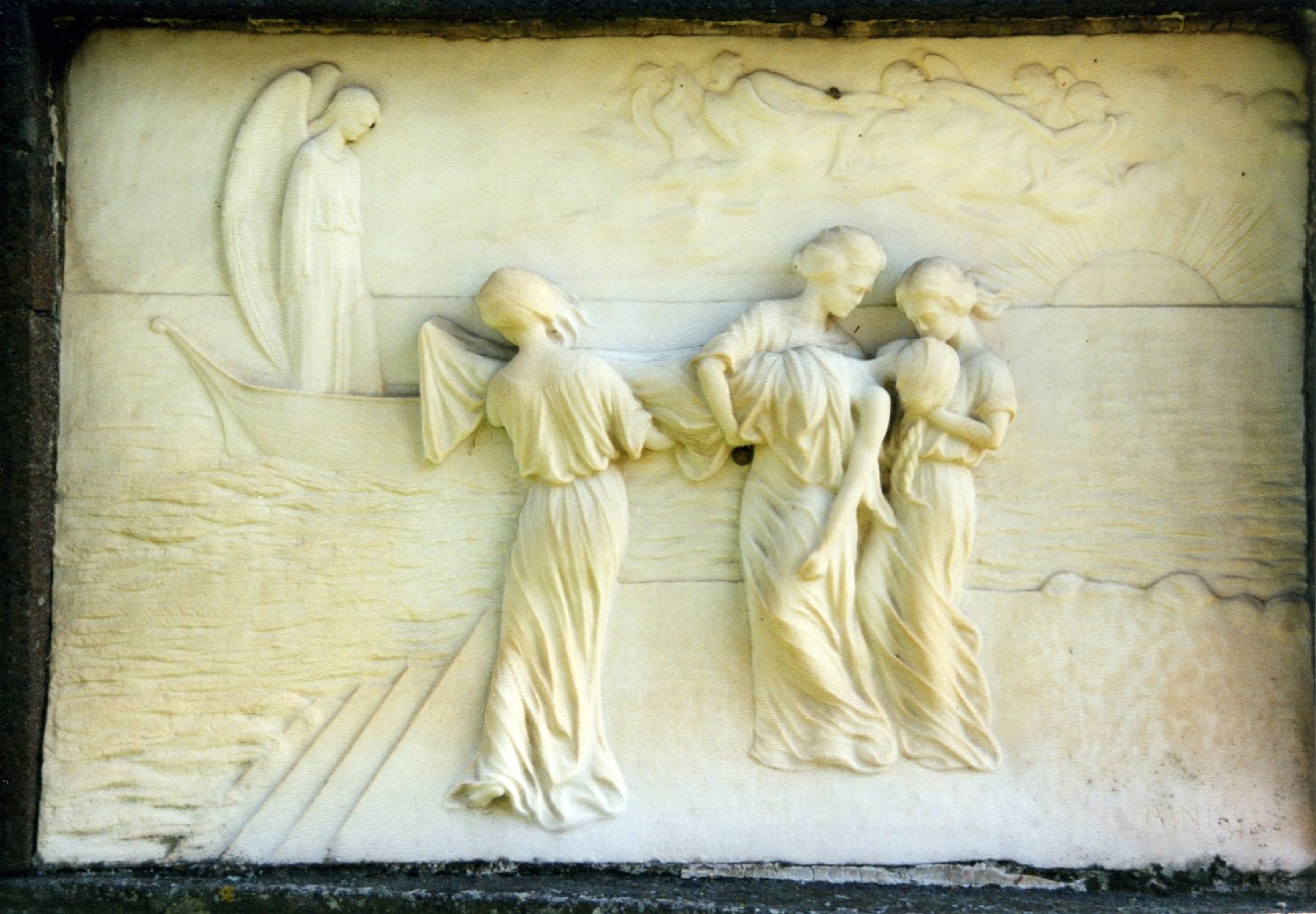 Figure femminili/ angelo (monumento funebre)