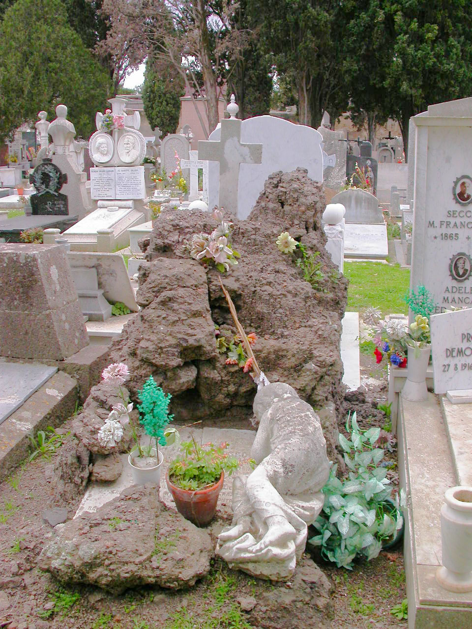 figura femminile dolente (monumento funebre) di Usai Antonio (primo quarto sec. XX)