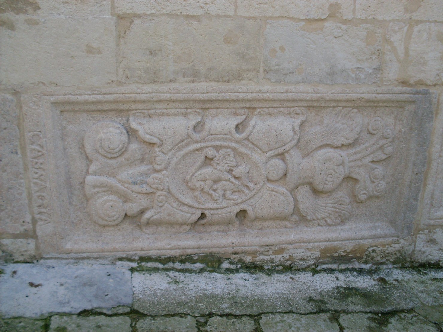 Stemma gentilizio con cimiero (lapide tombale)