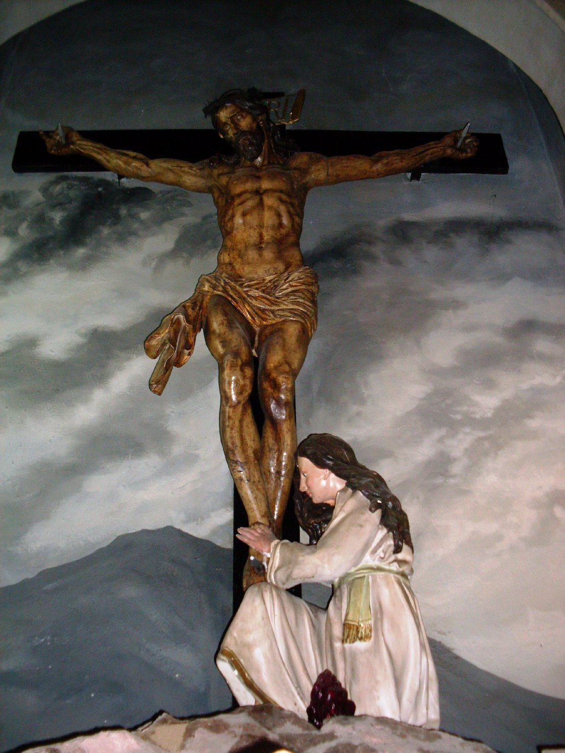 Santa maria maddalena ai piedi di cristo crocifisso (statua)