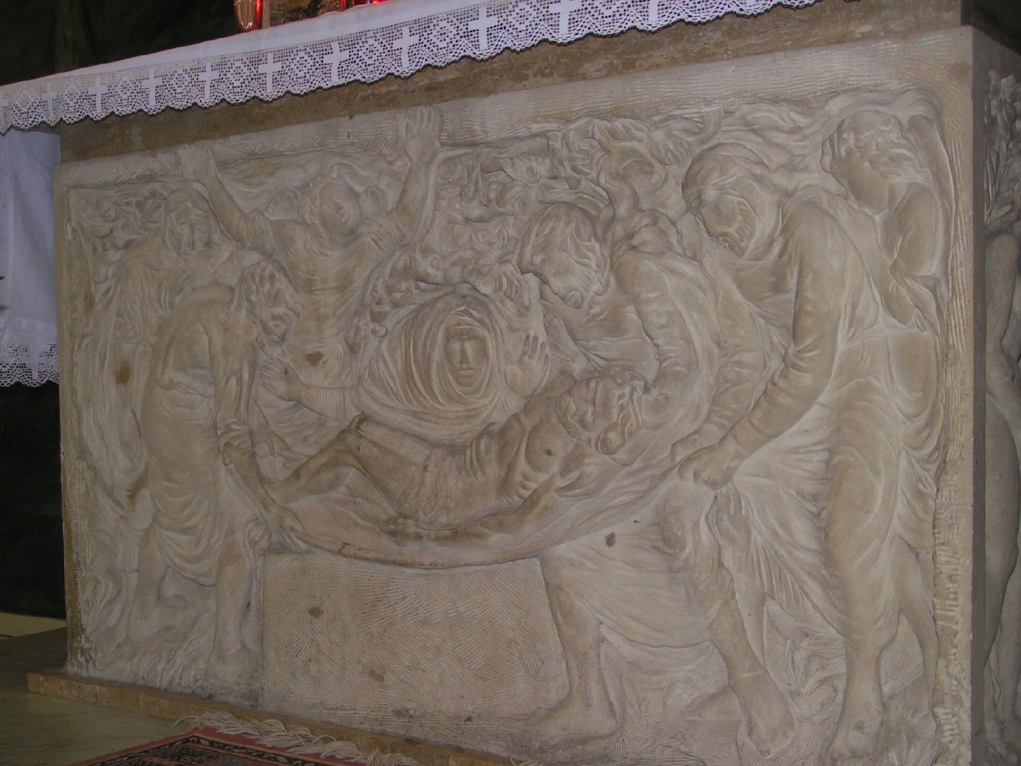 compianto sul Cristo morto (rilievo) di Tavolara Eugenio (attribuito) (sec. XX)