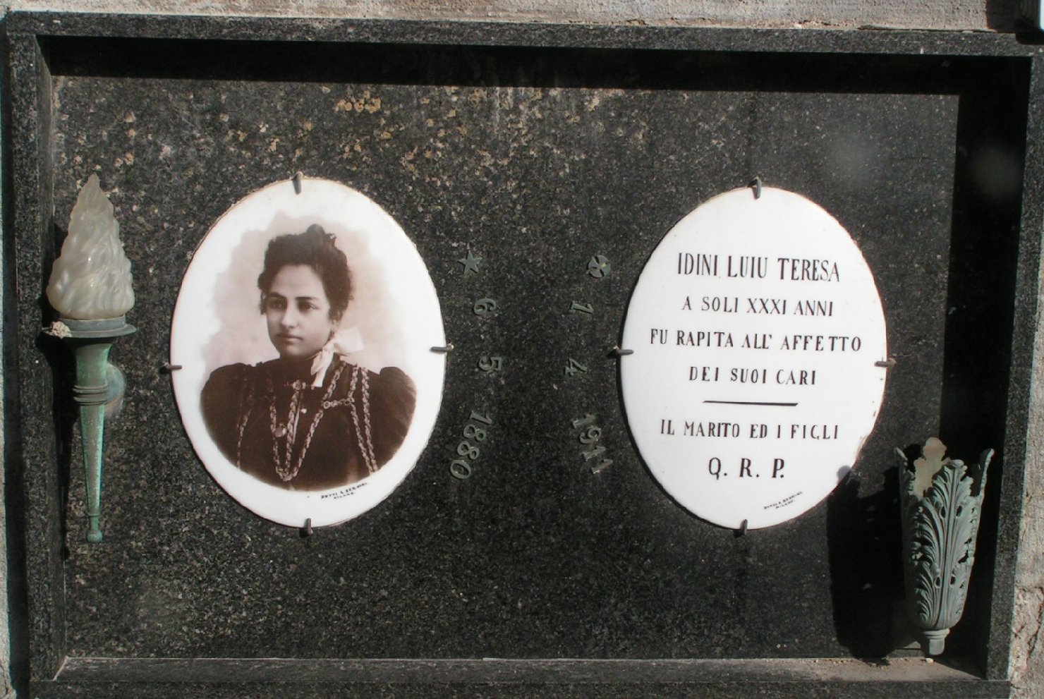 sepoltura di Teresa Idini Luiu (lapide tombale) di Dotti & Bernini (Premiato stabilimento fototecnico) (sec. XX)