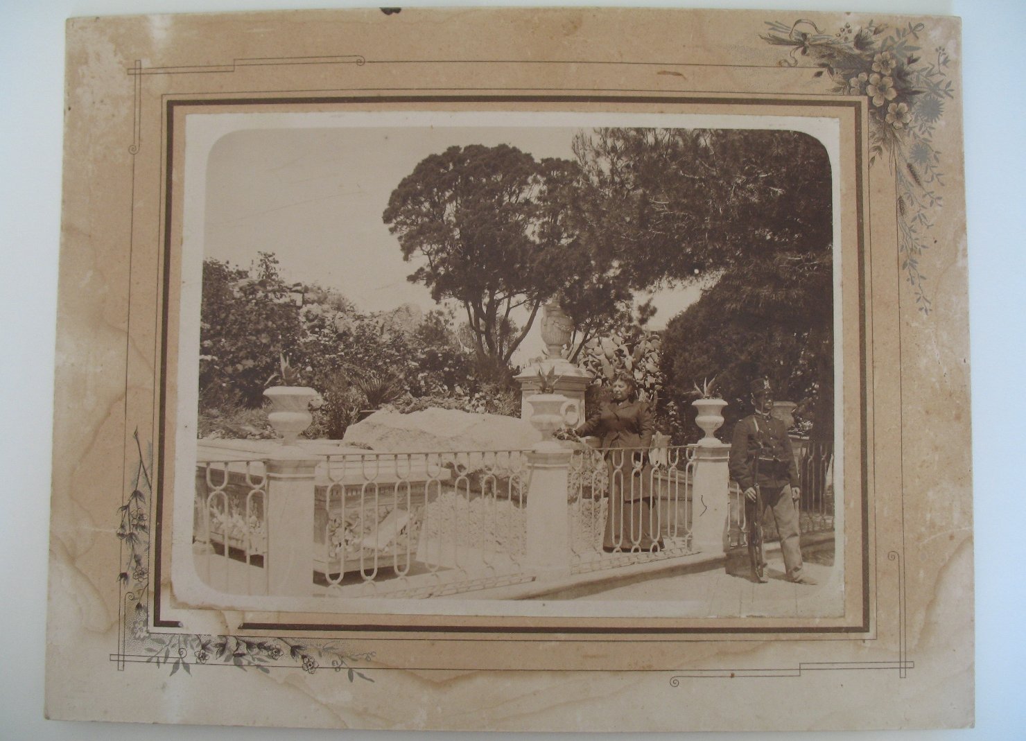 Isola di caprera - casa di garibaldi.. francesca armosino e guardia della marina nel cimitero privato (positivo)