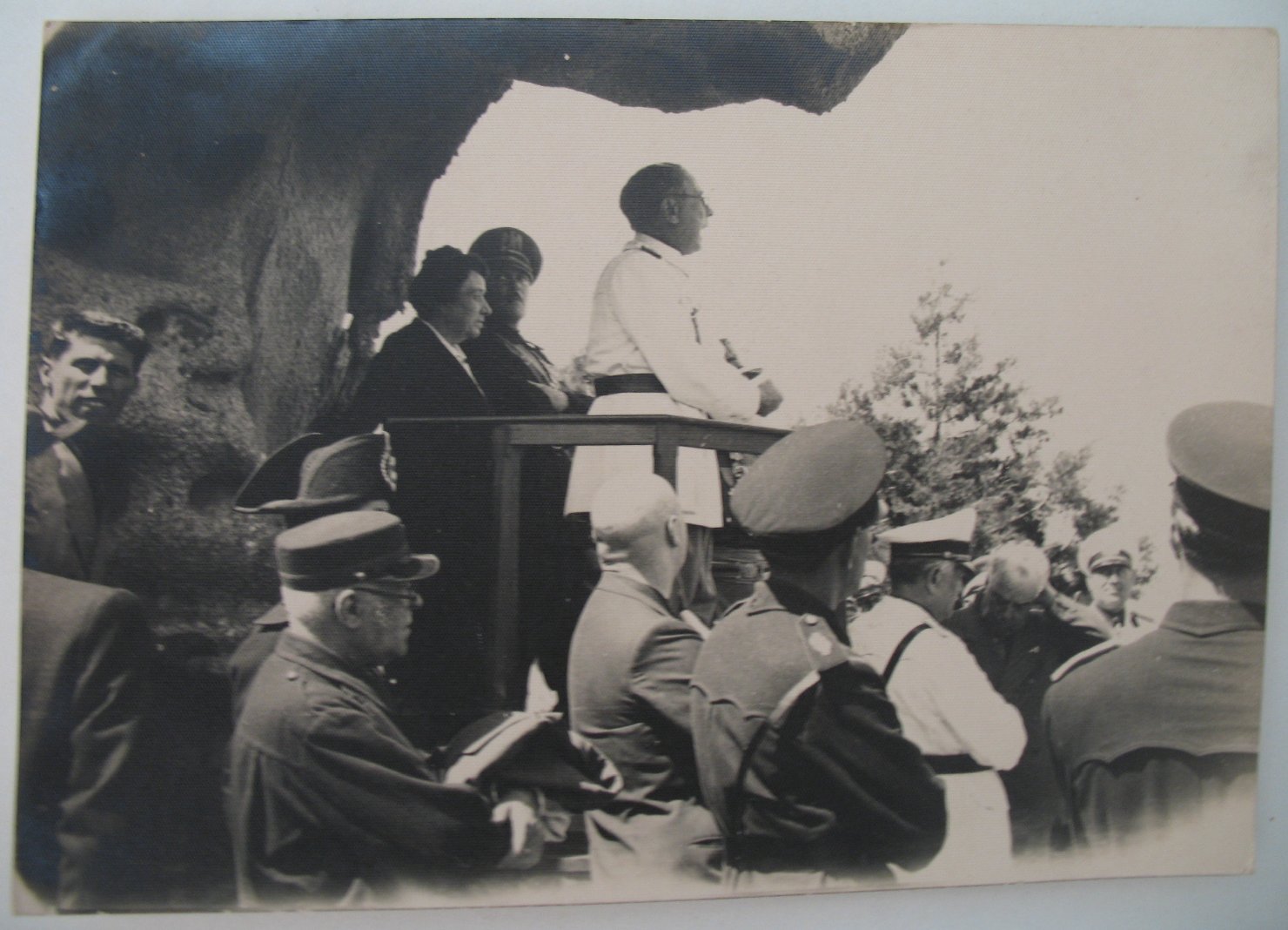 Garibaldi, clelia; fascismo. comizio di gerarchi; isola di caprera - roccia antistante museo (positivo)