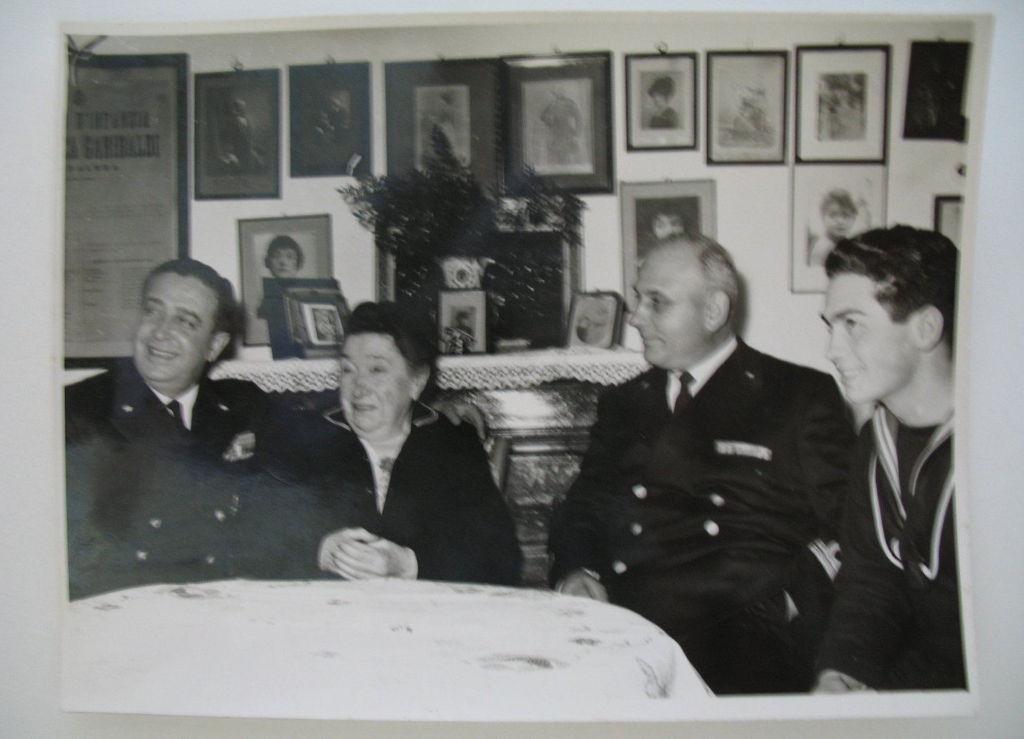 Garibaldi, clelia; marina militare. due ufficiali ed un sottufficiale; isola di caprera - casa di garibaldi. (positivo)