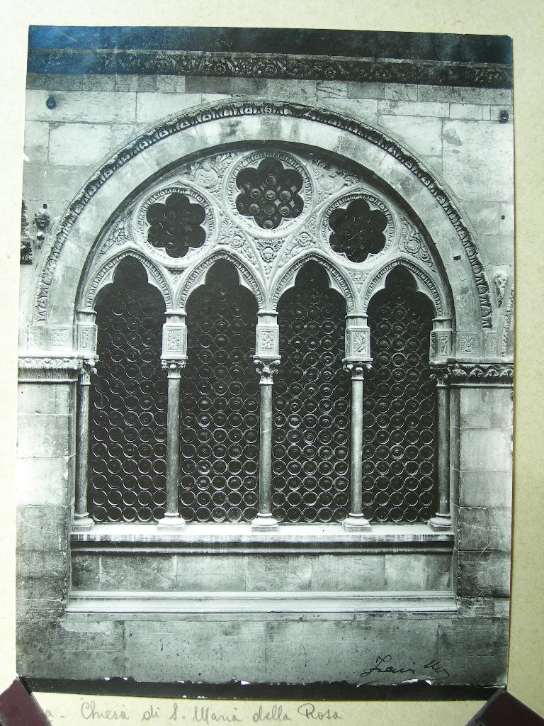 Chiesa di S. Maria della Rosa, quadrifora (positivo) di Anonimo (XX)