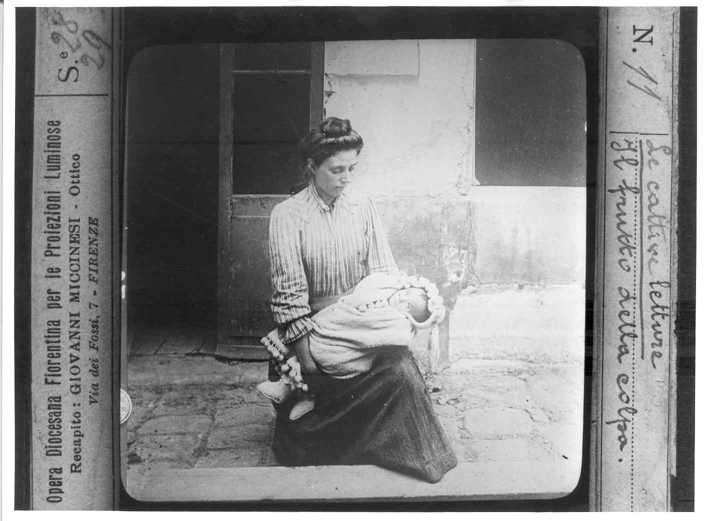 Donna con bambino in fasce (diapositiva) di Anonimo (XX)