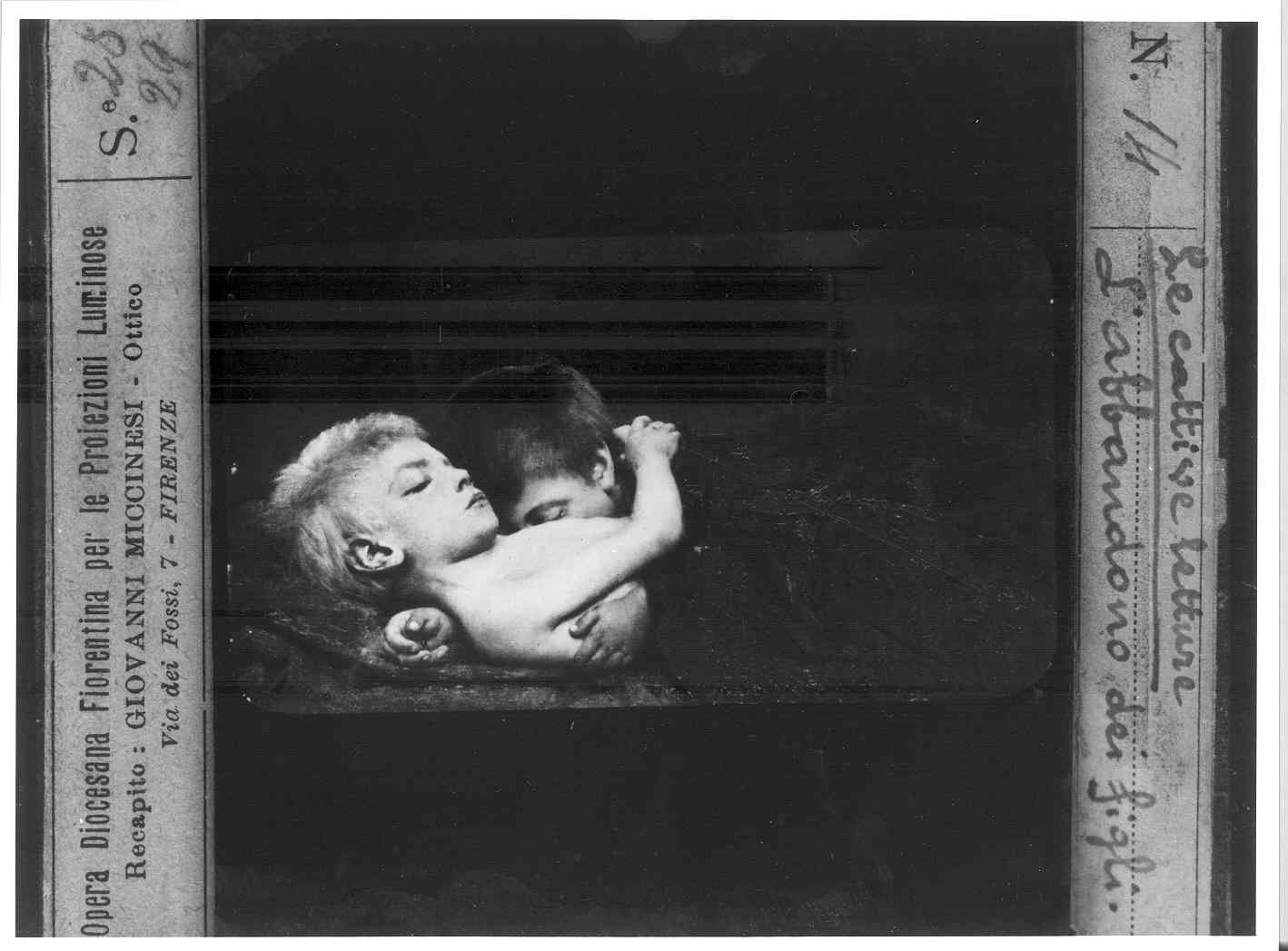 due bambini abbracciati (diapositiva) di Anonimo (XX)